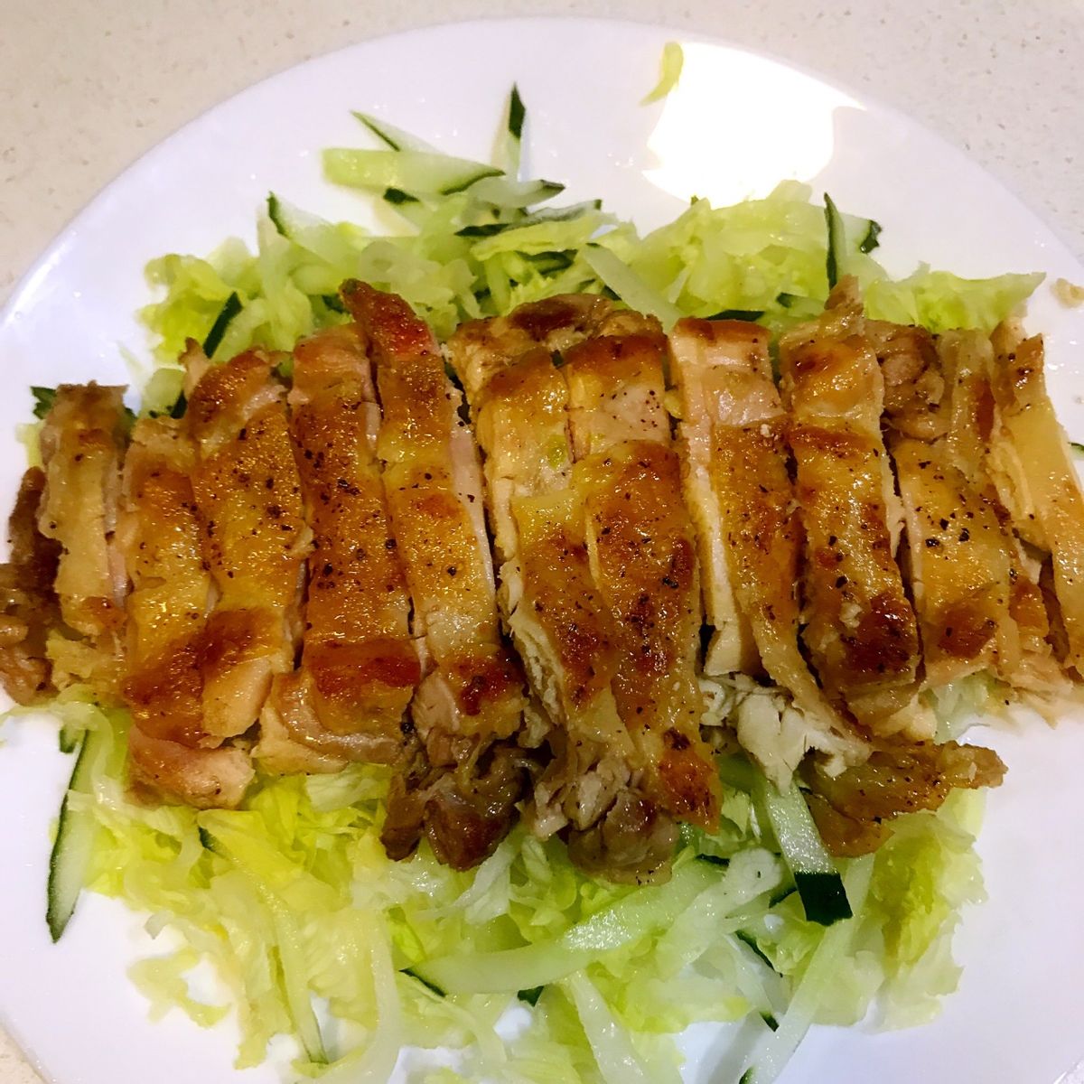 这是一道泰式菜，鸡肉搭配蔬菜，风味独特