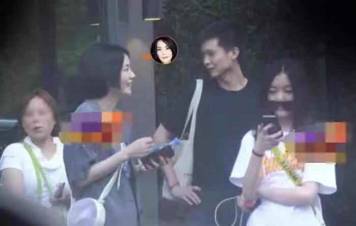 李嫣戴墨镜方式火上热搜，自称李十万怒怼喷子，王菲女儿太个性