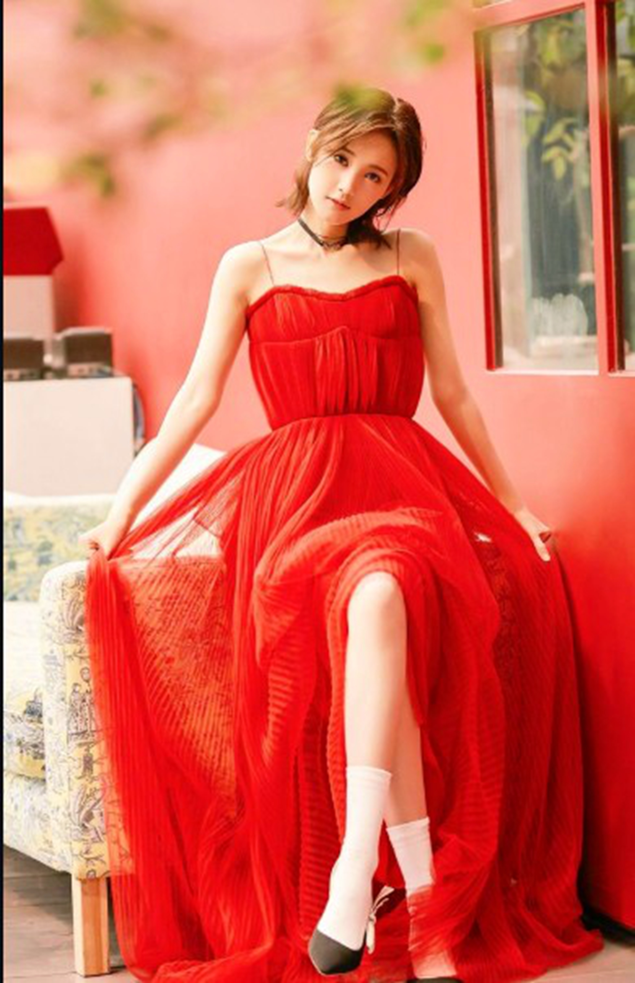 "A general term for young women of body cold manner and air " Li Yitong keep out is cold write down