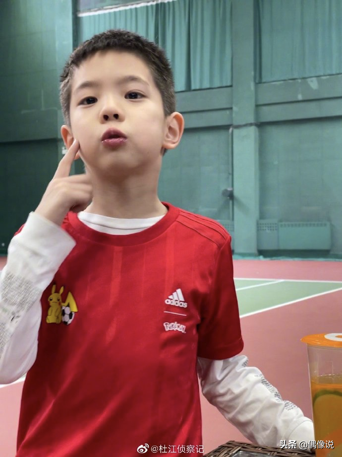杜江7岁儿子嗯哼看奥运会很激动，在家练习跳高，姿势标准有潜力