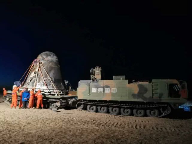 沙海巨兽，中国航天新兵器太霸道，运7吨返回舱过沙漠，如履平地