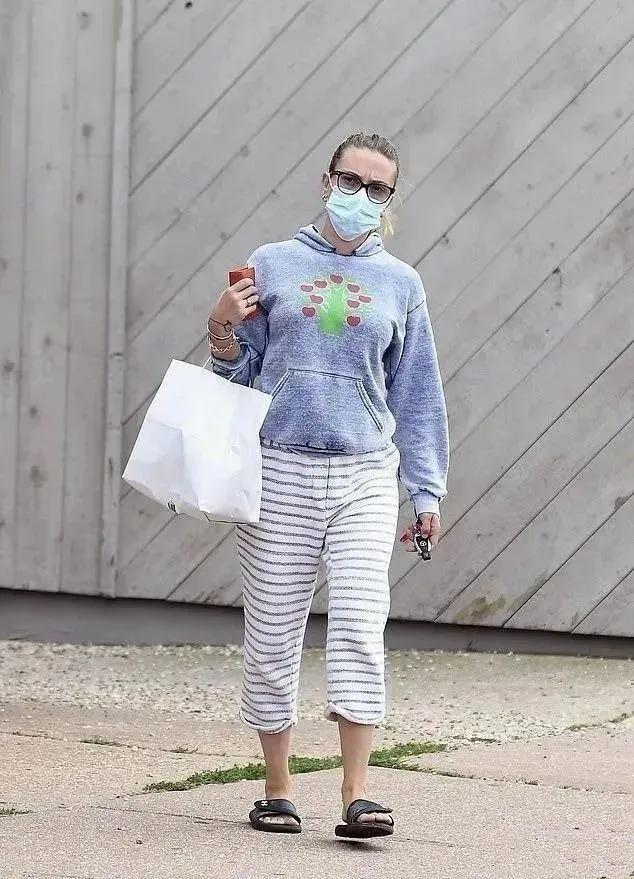 女星为走红毯好看有多拼？张萌直接勒骨折，金