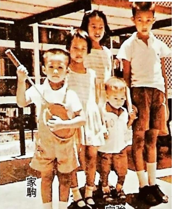 1993年，黄家驹和主持人掉下舞台，一人死亡，他却因为安全帽幸免