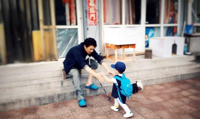 靳东：两次爱上离婚妇女，不顾家人反对娶了二