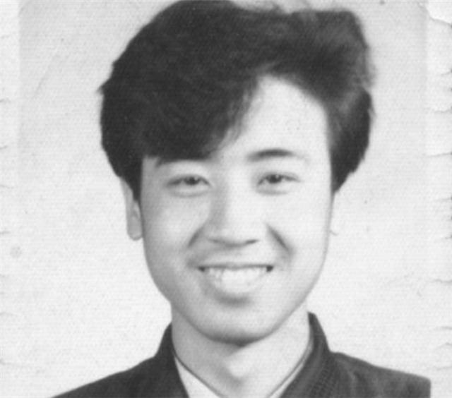 他家境贫寒，由长姐喂奶长大，8个哥姐供他念书