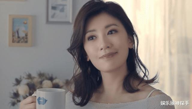 贾静雯的三个女儿，老大眼线上扬成熟不少，咘咘、波妞长大很多