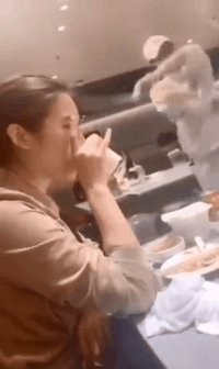 搞笑的动态的图片：刚结婚啊，这对新人真会玩！