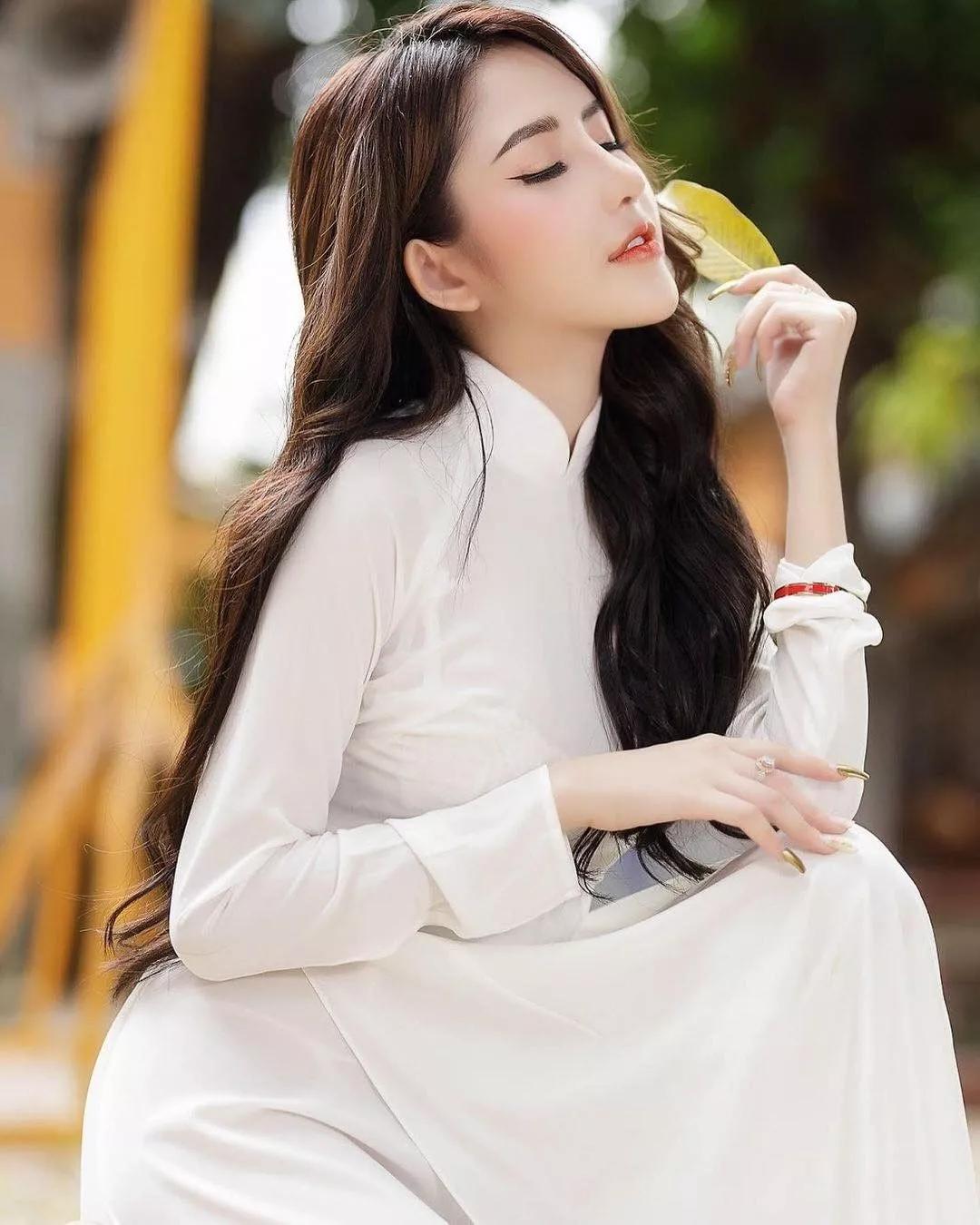 甜美优雅的越南女孩，传统的民族服饰让她更加美丽
