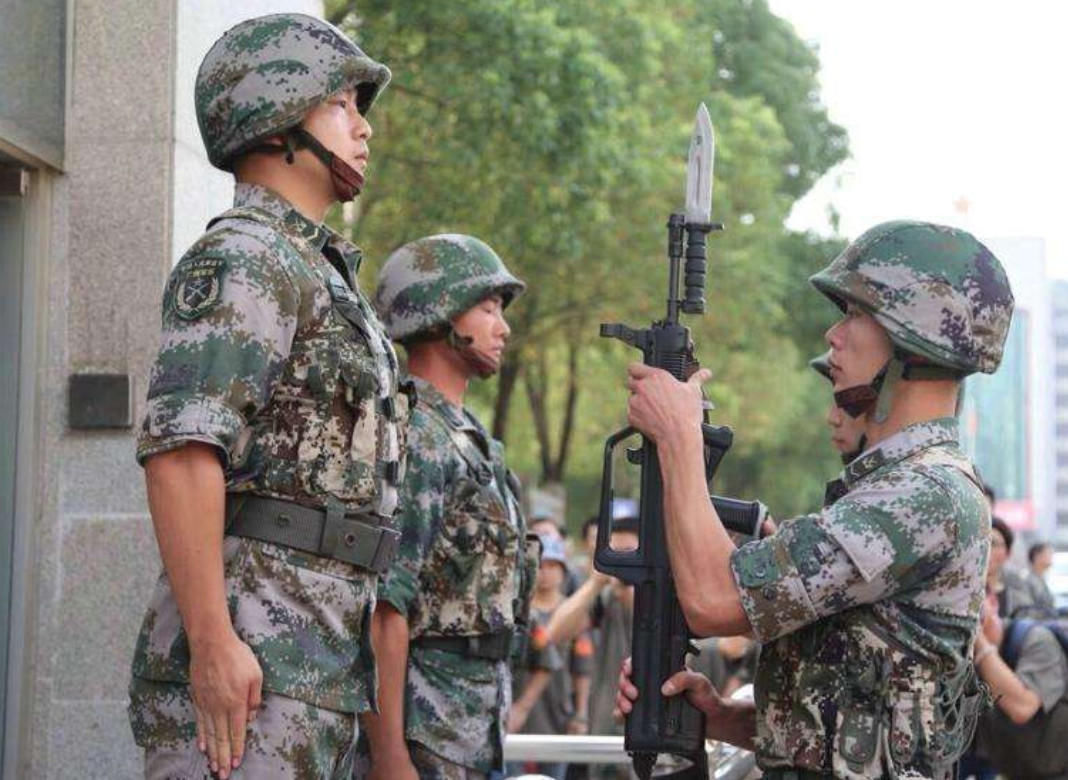 两个站岗的哨兵为啥只配发一支枪？血淋淋的教训记忆犹新
