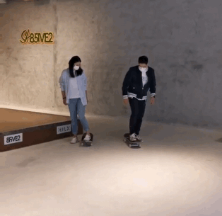 郭晶晶夫妇一起玩滑板，晶晶动作灵活，霍启刚动作笨拙搞笑很可爱