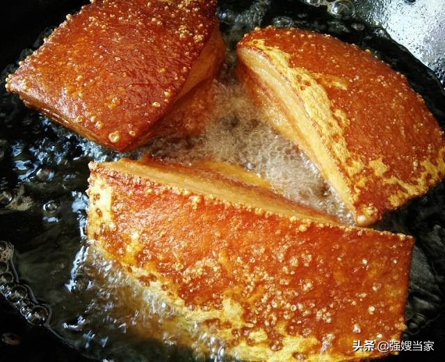 過年炸扣肉，謹記“2不放6竅門”，扣肉金黃不腥，起泡出虎皮！