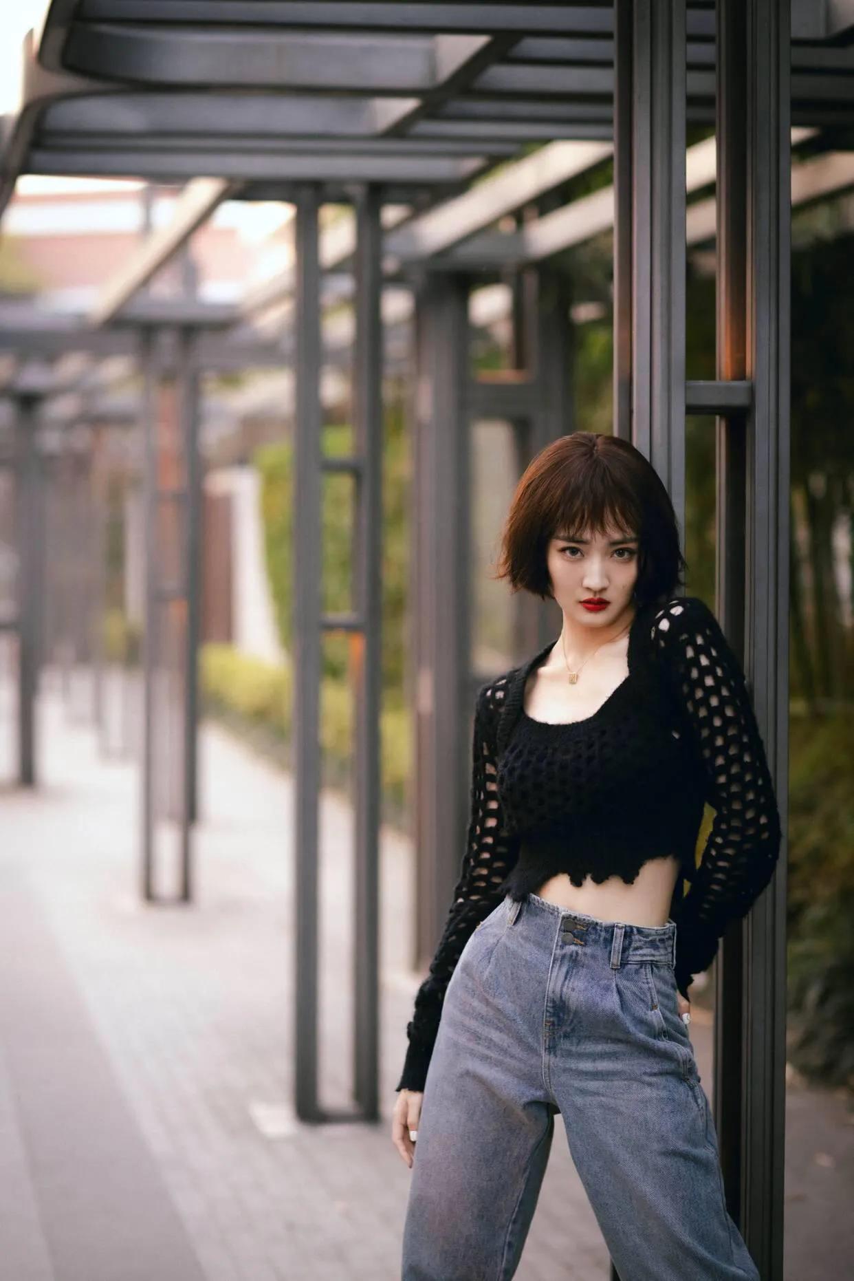 Xu Lu "played big" this time, with short hair and hollow top, she was ...