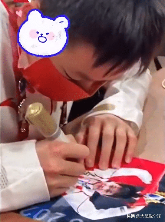 可爱！给粉丝签名只会一笔一划写，全红婵：红得太突然，还没练过