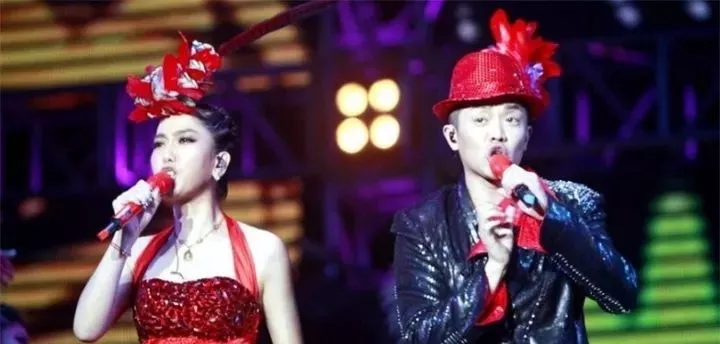 为什么凤凰传奇两人那么多年相安无事，看看曾毅老婆大家就知道了