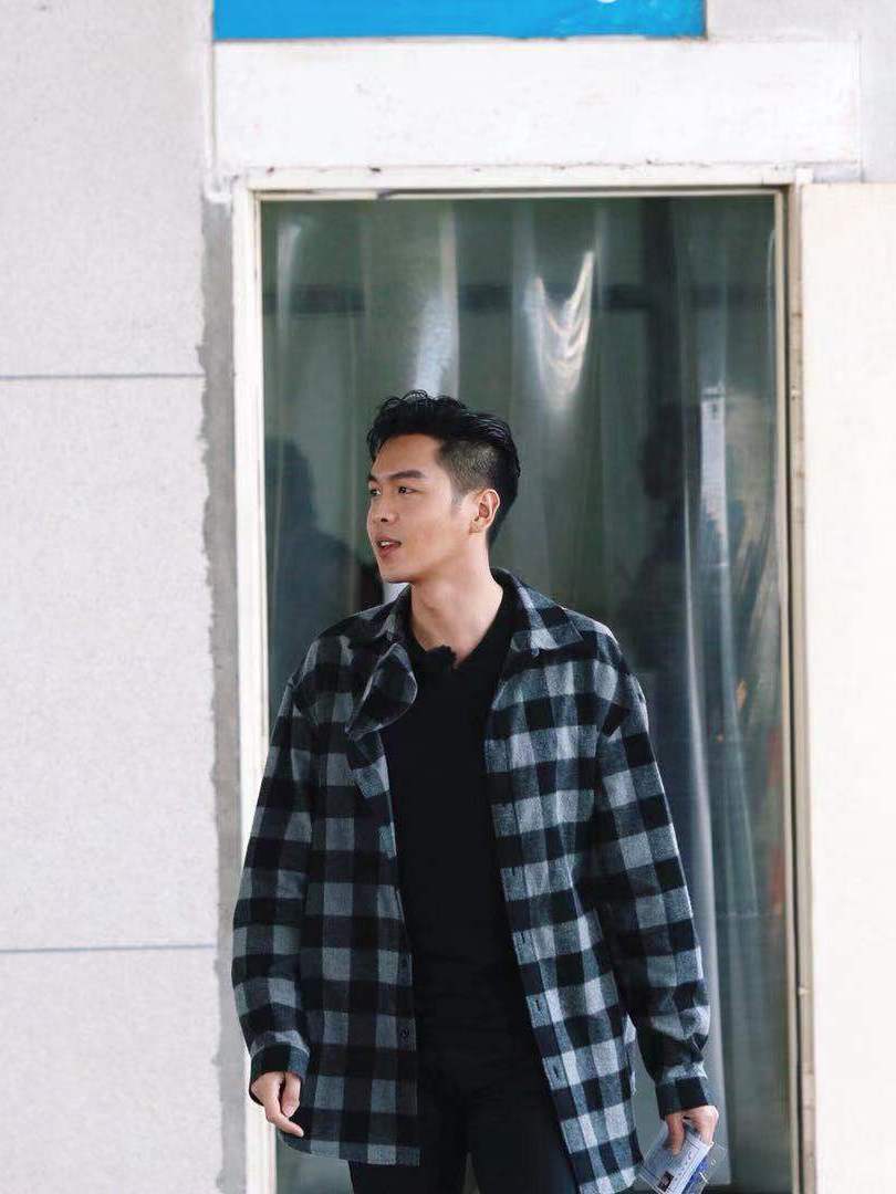 " star great detective " the line on graph going to work, bai Jingting wears joining together business suit, he Gui is whiten garment male god