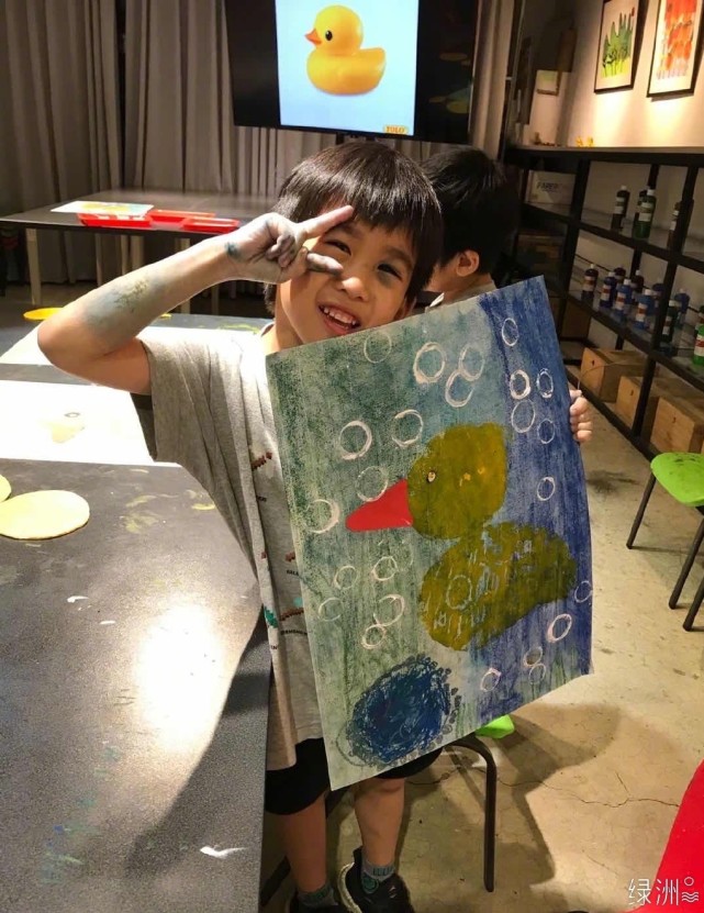 林志颖晒双胞胎儿子学习照，双子星认真写作业的模样真棒