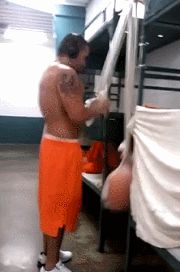 美国监狱里的肌肉大块头，如何在「营养不足」的情况下保持身材？