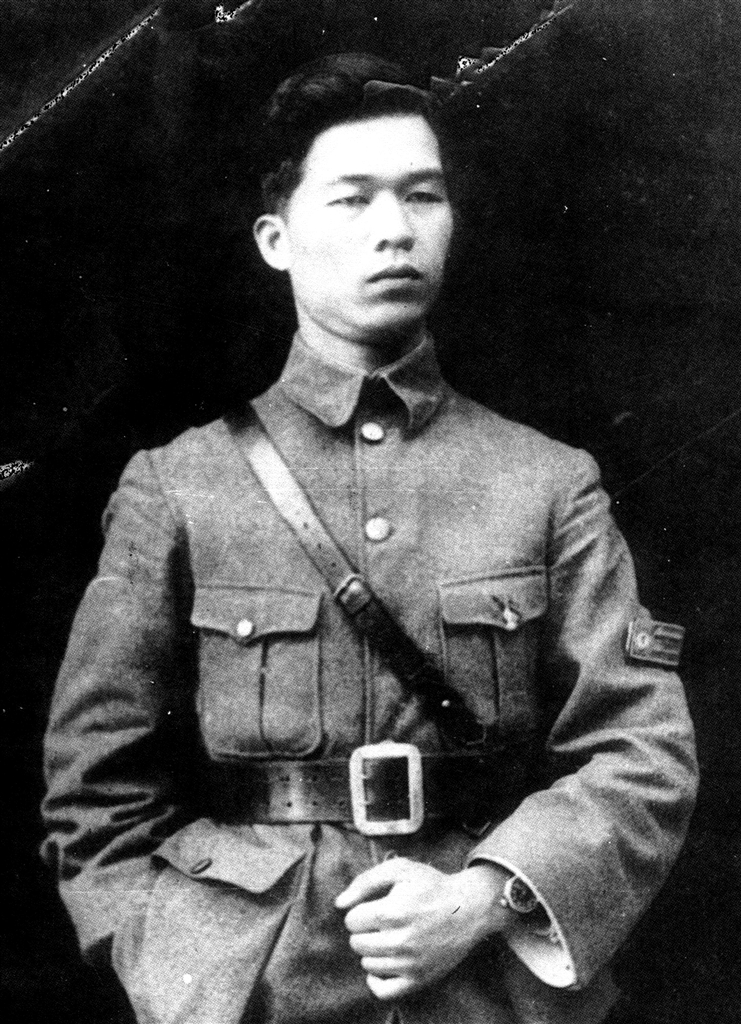 ����ʯ�׿ڳ��ϵ���ǿ���֣�һ����ë��ϯ������һ���е��ݴ�