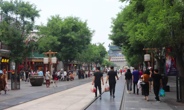 北京前门大街，游客人山人海，全聚德等多家老字号最抢眼