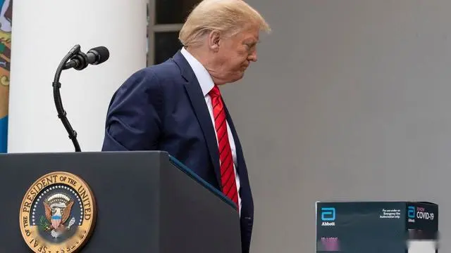 37岁华裔女记者发难，特朗普被激怒！扭头退场，