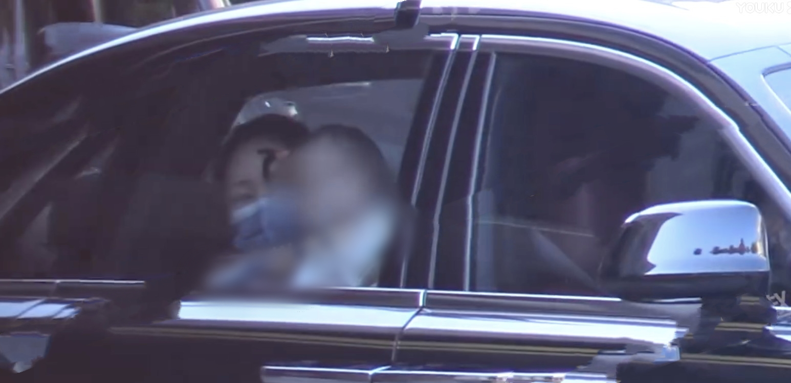 向佐一家出门被拍，郭碧婷穿扮朴实背微驼，女儿扎小辫子萌态十足