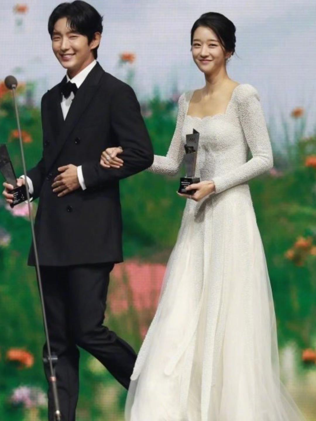 明星红黑榜：奚梦瑶一出手就是王炸，关晓彤穿