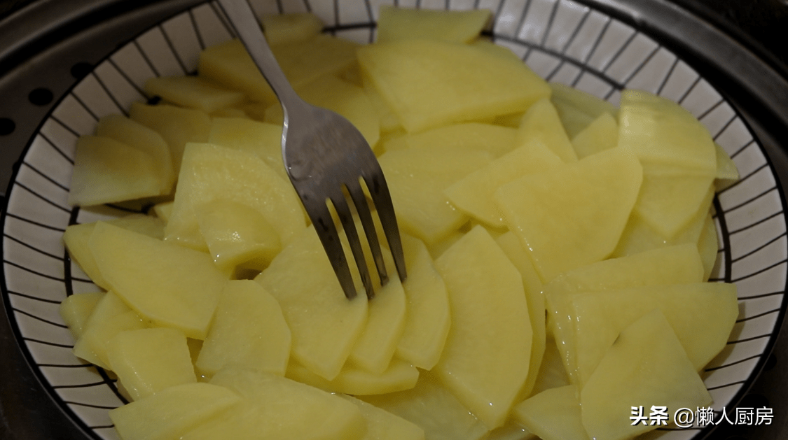 土豆别再炖肉了，教你一个新吃法，好吃到停不下来，比吃肉香