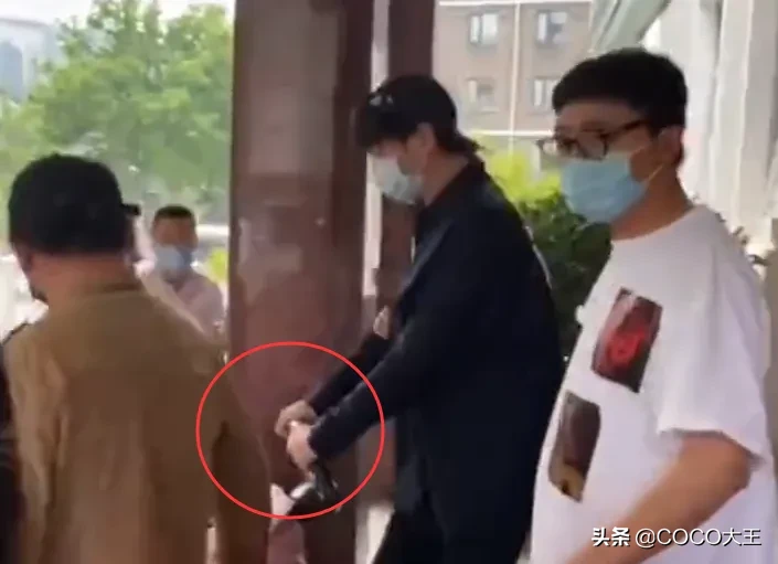 唐艺昕产后出院被记者围住有谁注意张若昀的手放哪？爱情最好样子