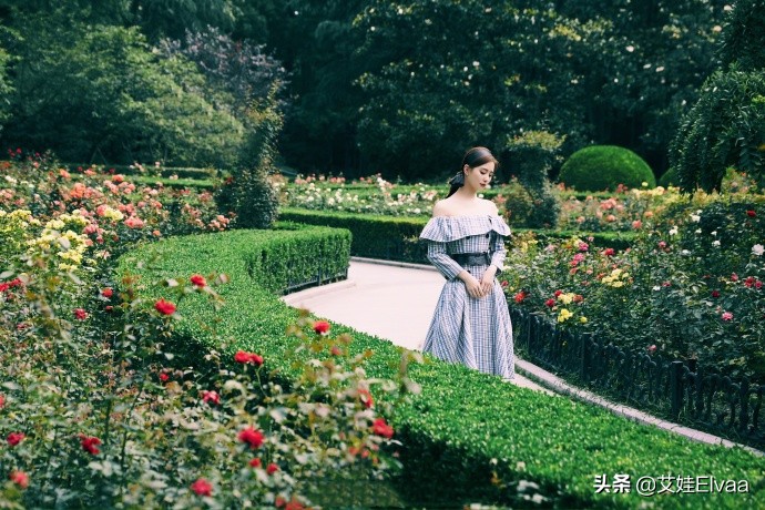 刘诗诗不靠儿子靠颈上热门，穿露肩裙秀天鹅颈