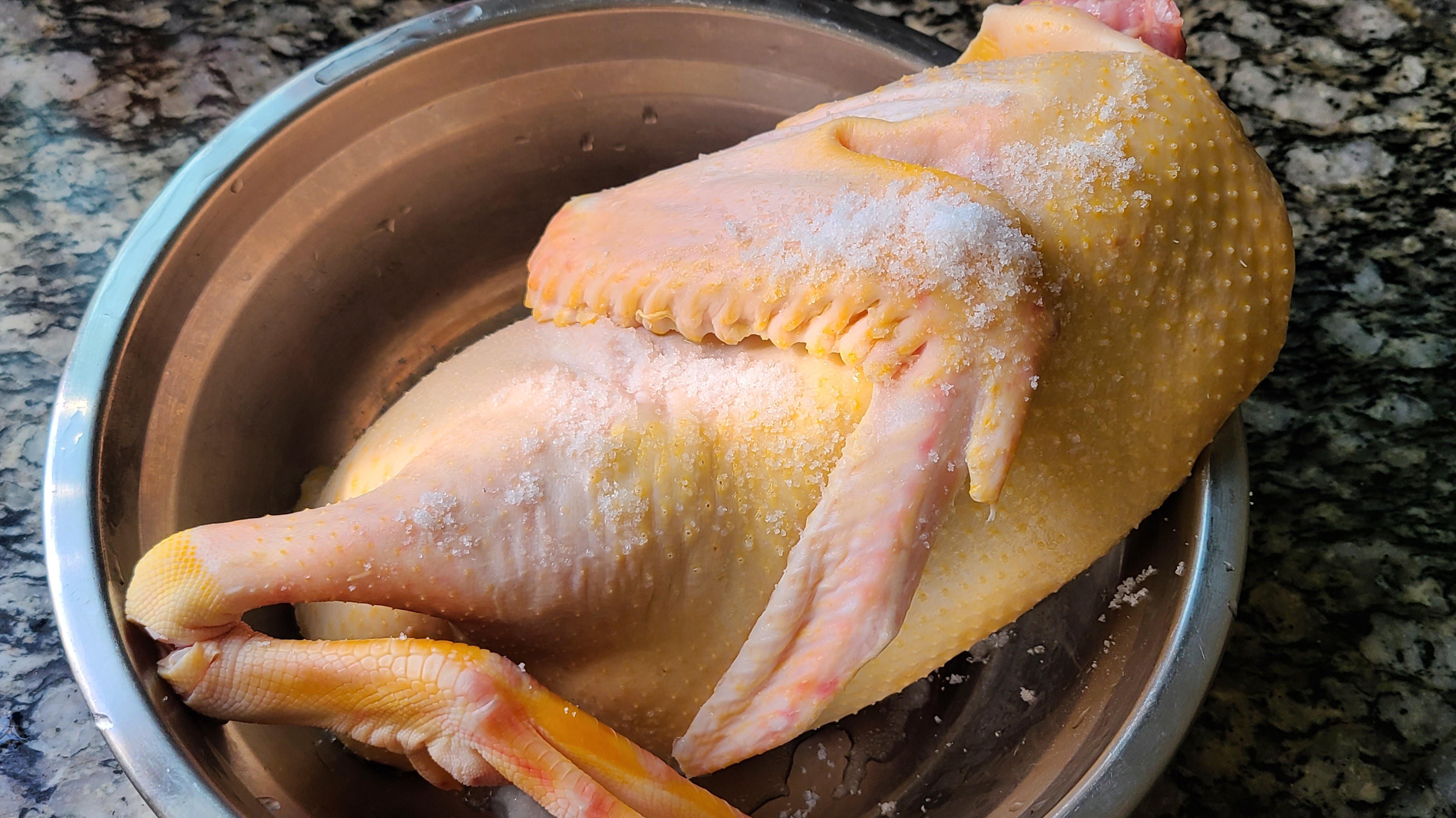 广东人很爱吃的沙姜白切鸭，香味浓味道棒，看着就好吃