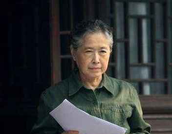她是张嘉译的“妈”，国家一级演员，从未演过主角却越老越红