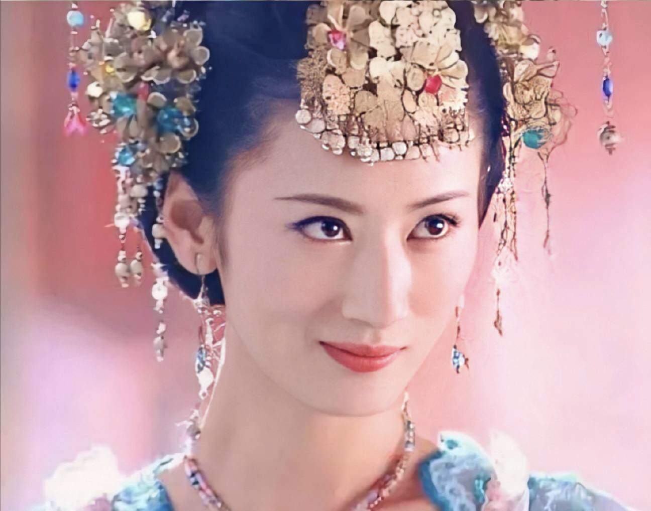 乘风破浪又添两员大将，杨蓉王鸥制服亮相，不敢信她们快40岁了？