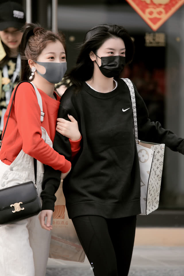 虞书欣赵小棠双双出道，家庭条件惹关注，果然