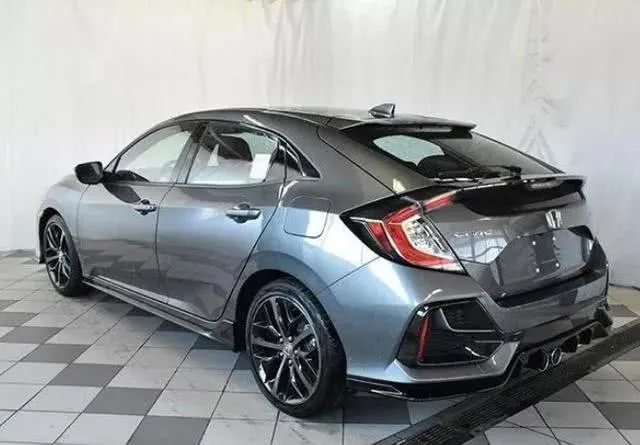 本田“出大招”，双尾翼+熏黑大轮毂，两厢版思