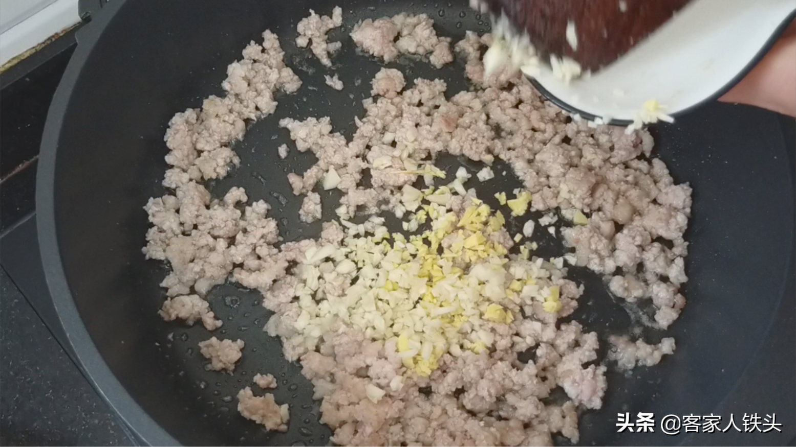 1把粉条1把酸菜，两广人都爱的一个吃法，简单开胃，好吃不油腻
