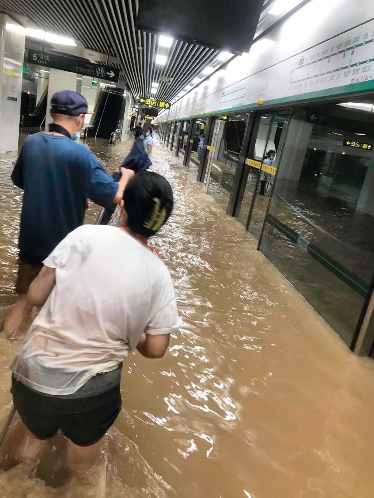 郑州暴雨地铁被困图片图片