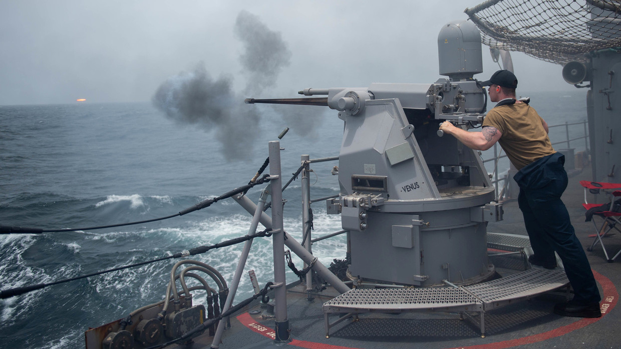 美军对伊朗下战书：闯入100米内就开火，德黑兰