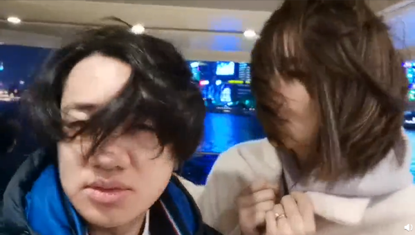 王祖藍夫妻豪華遊艇過節，吃燭光晚餐嘟嘴吻，李亞男卻凍得臉發白