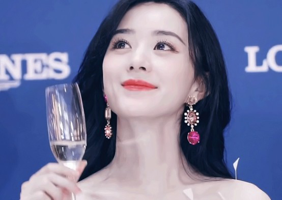 和丽颖离婚一个多月，冯绍峰首次公开亮相，却