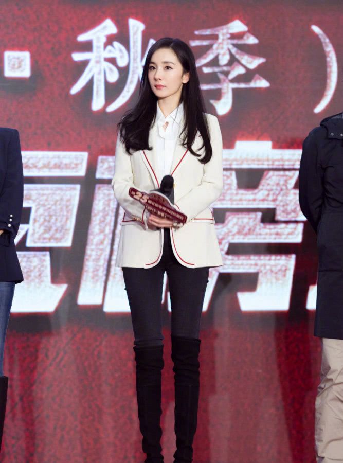 放弃小白鞋吧，今年的“鞋王”是它，显高还气质，杨幂景甜都上头