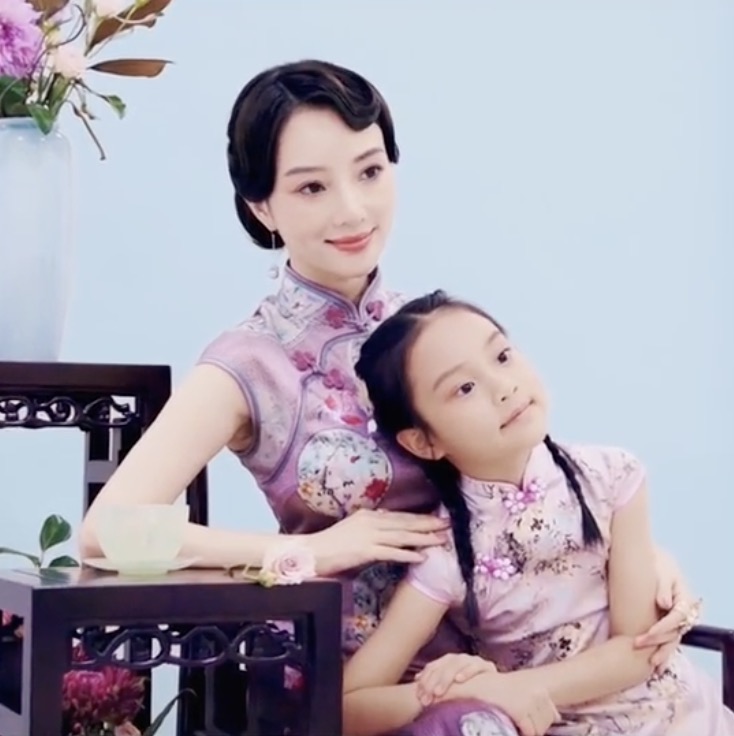 李小璐曬與女兒同框，甜馨戴漁夫帽文靜淑女，越來越有女神範兒