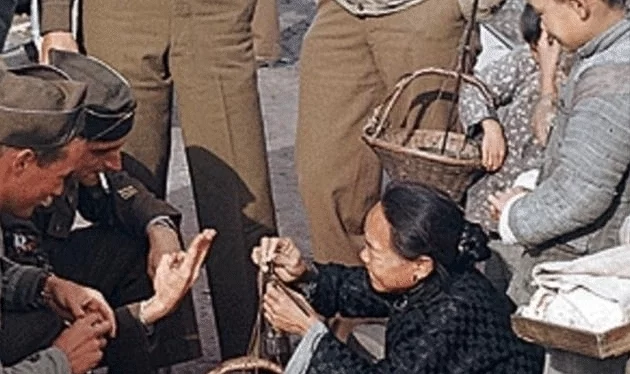 二战彩色老照片：德军热吻苏联女兵，美国大兵