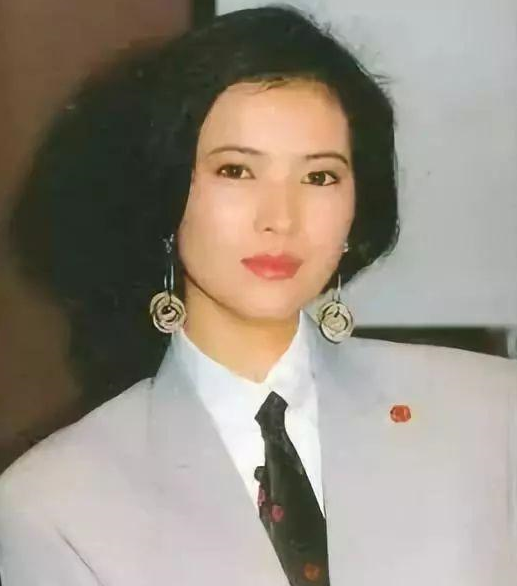 之后,蓝洁瑛还遇到了令自己心动的人郑家成,这是一位香港富豪,开始他