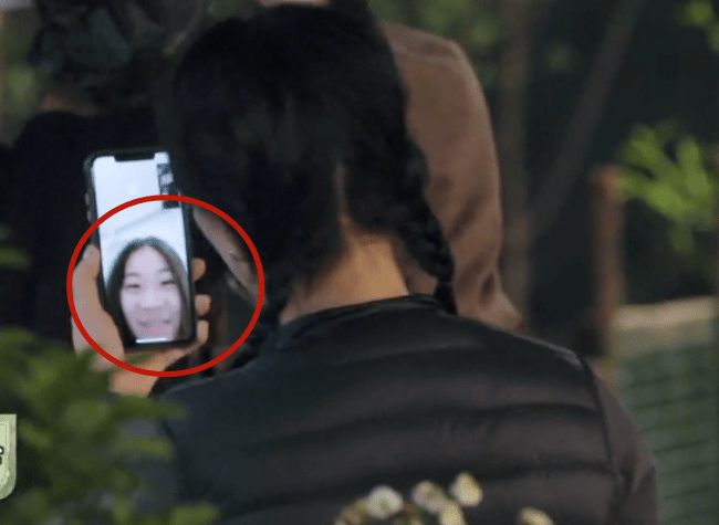 那英14岁女儿意外曝光正脸，小眼睛大鼻子像爸，高情商喊何炅哥哥