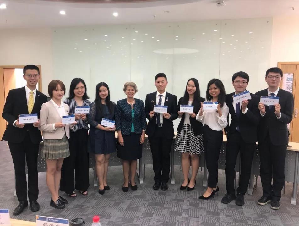 上海女学霸：精通多国语言，曾赴美国、德国留学，大二就被外交部录用！
