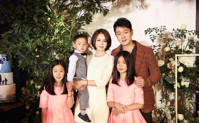 41岁佟大为晒全家照，儿子稳居C位遭吐槽，网友