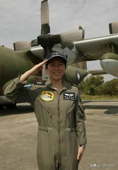 实拍台军女飞行员，与解放军女飞行员相比，谁