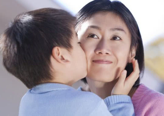 妻子河边意外去世，3年后儿子指着电视叫妈妈，