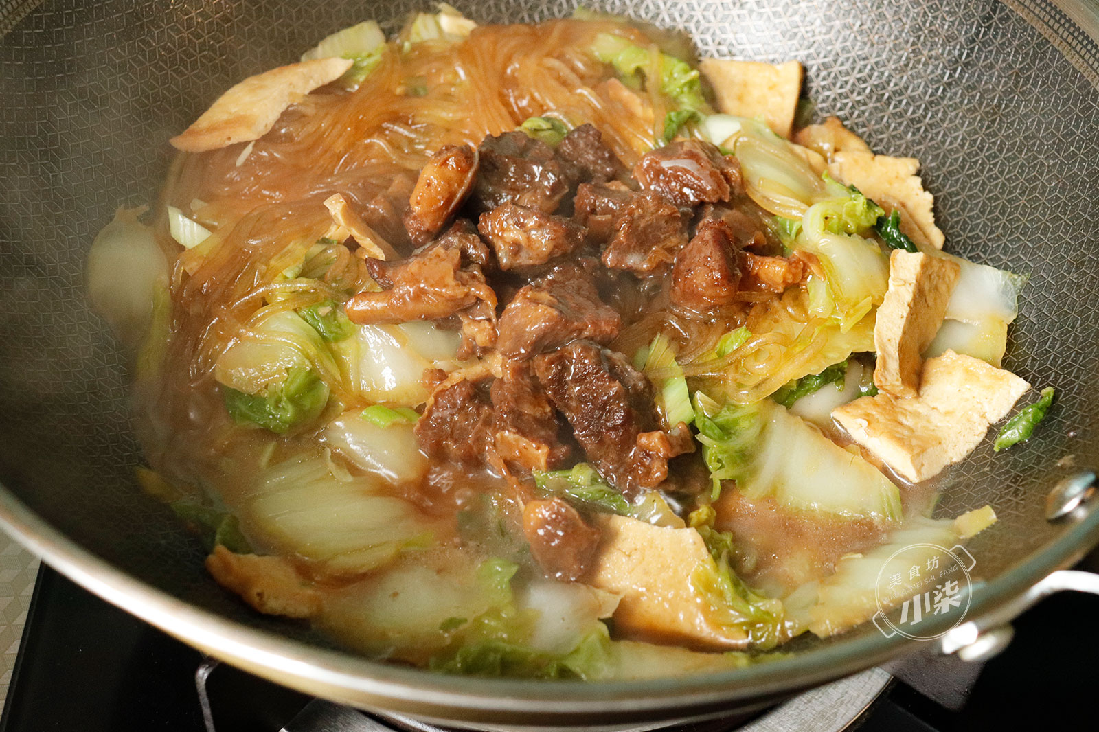 天冷，燉一鍋白菜粉條吃才過癮，吃完全身冒汗，好吃連湯汁也不剩