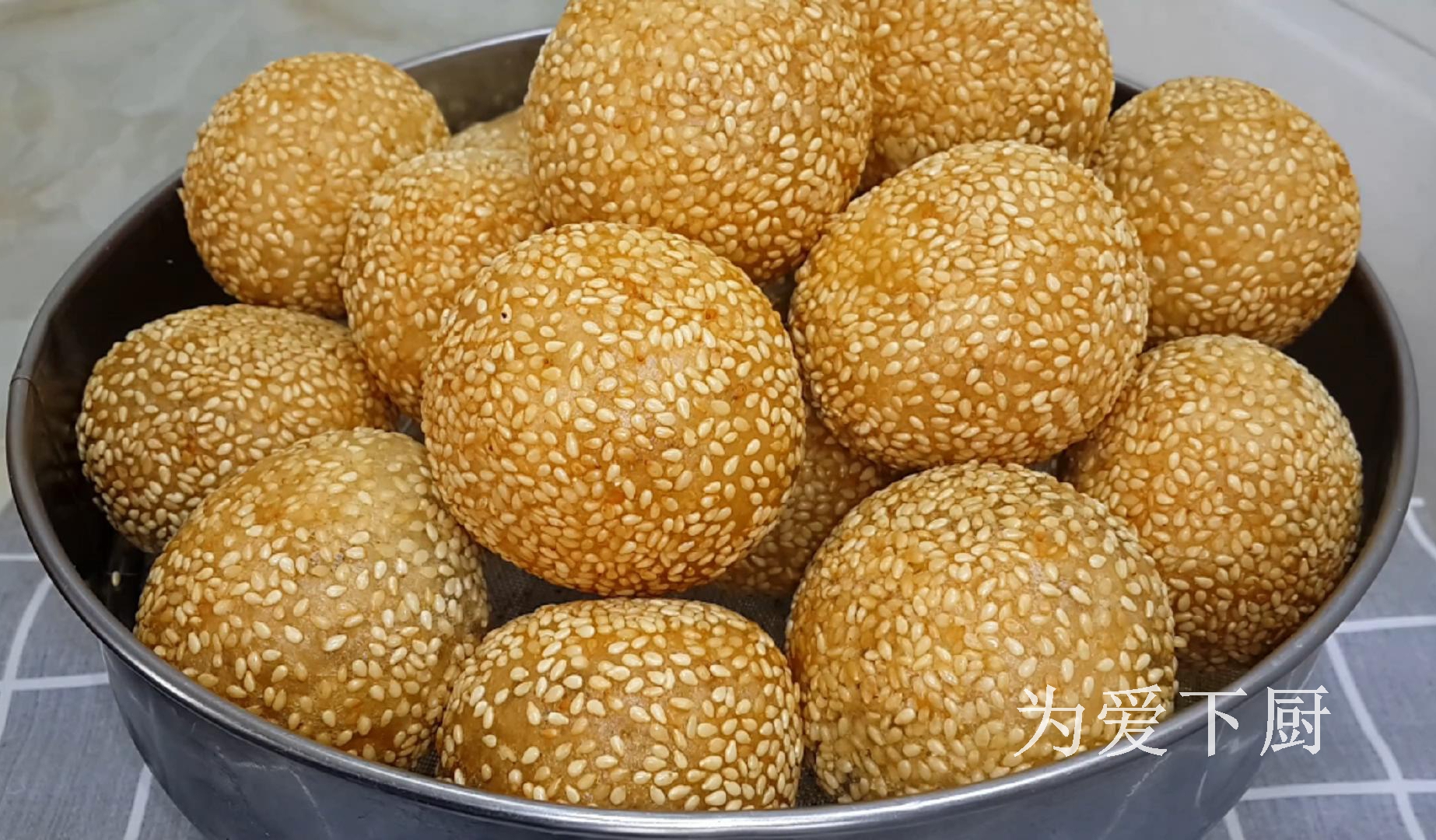 麻團這做法才最正確，掌握3個技巧，個個空心不炸鍋，比買的還香